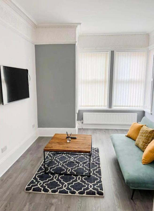 Lovely 1-Bedroom Apartment, Free Street Parking Newcastle upon Tyne Buitenkant foto