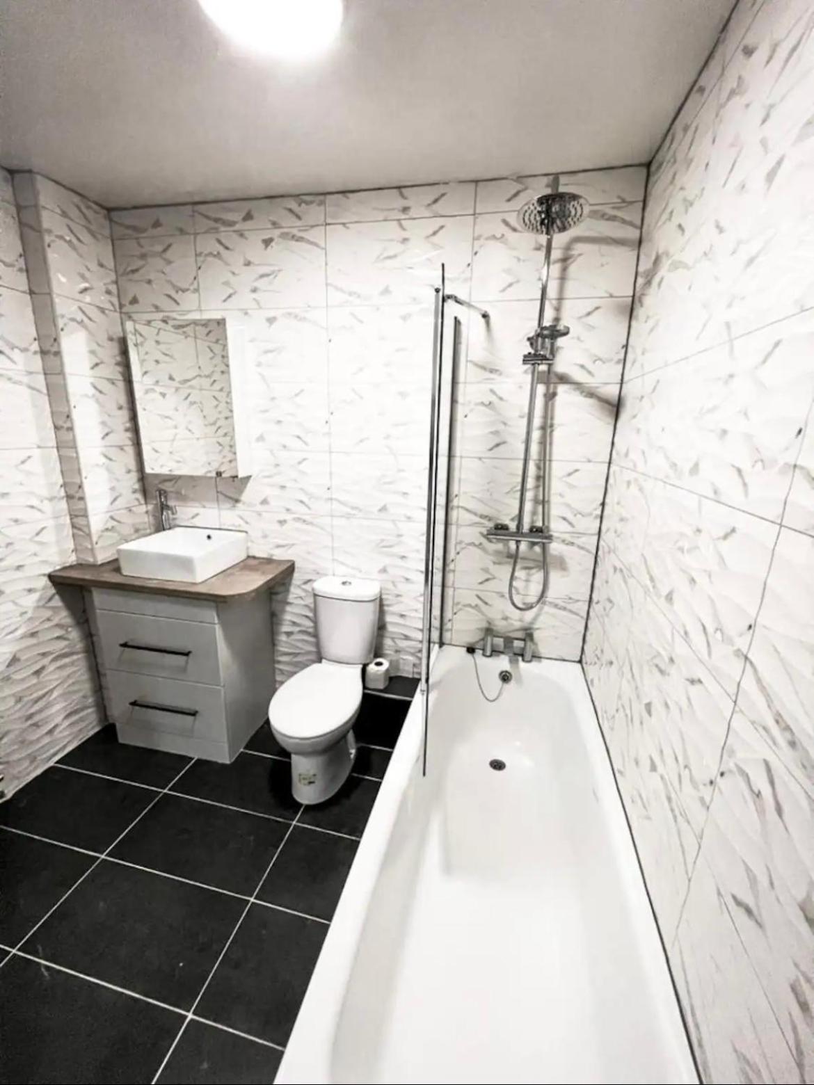 Lovely 1-Bedroom Apartment, Free Street Parking Newcastle upon Tyne Buitenkant foto